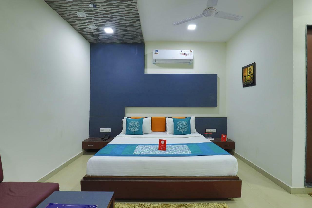 Oyo 9238 Hotel Meet Palace Naroda Exterior foto