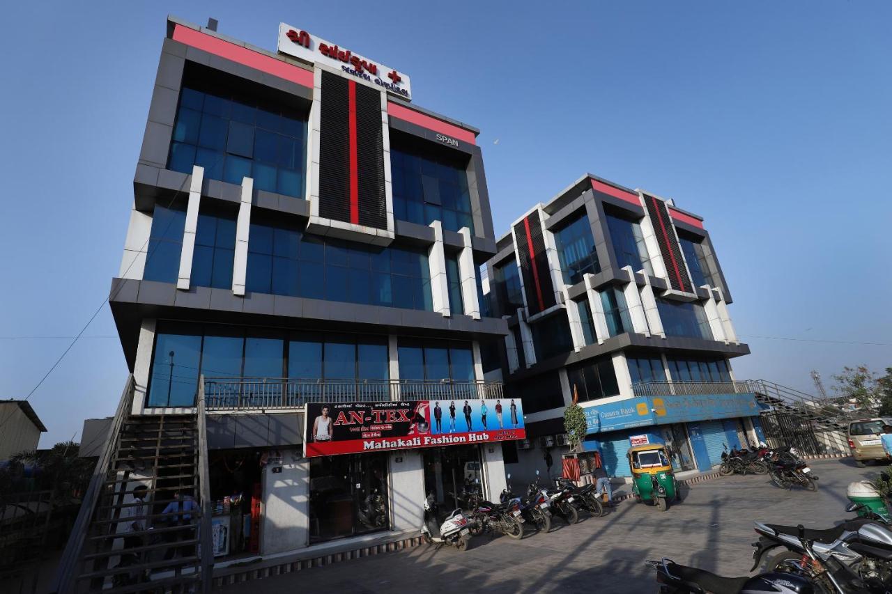 Oyo 9238 Hotel Meet Palace Naroda Exterior foto